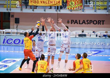 Cisterna, Italie.06e novembre 2021.Mauricio Attack (Tonno Callipo Vibo Valentia) pendant Top Volley Cisterna vs Tonno Callipo Vibo Valentia, Volleyball Italian Serie A Men SuperLeague Championship Championship à Cisterna, Italie, novembre 06 2021 crédit: Independent photo Agency/Alay Live News Banque D'Images