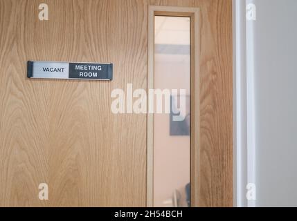 Norwich, Norfolk, Royaume-Uni – novembre 05 2021.Panneau à l'extérieur d'une salle de réunion privée pour indiquer si la salle est libre ou occupée Banque D'Images