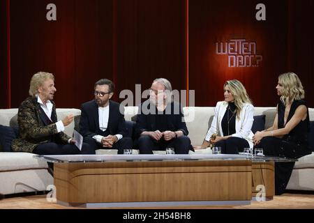 Nuremberg, Allemagne.06e novembre 2021.Thomas Gottschalk (l), la chanteuse Helene Fischer (2e à partir de la droite) et Michelle Hunziker (r) rejoignent Björn Ulvaeus (2e à partir de la gauche) et Benny Andersson d'Abba lors du spectacle d'anniversaire 'Wetten, dass.'.L'émission a été diffusée pour la première fois il y a 40 ans.Credit: Daniel Karmann/dpa/Alay Live News Banque D'Images