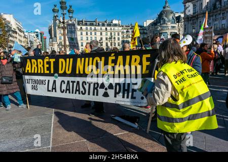 Paris, France, foule nombreuse, ONG françaises, démonstration de crise climatique, bannière du groupe anti-énergie nucléaire, COP 26, problème mondial, slogan des activistes climatiques, protestation nucléaire Banque D'Images