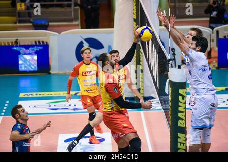 Cisterna, Italie.06e novembre 2021.Mauricio Attack (Tonno Callipo Vibo Valentia) pendant Top Volley Cisterna vs Tonno Callipo Vibo Valentia, Volleyball Italian Serie A Men SuperLeague Championship Championship à Cisterna, Italie, novembre 06 2021 crédit: Independent photo Agency/Alay Live News Banque D'Images