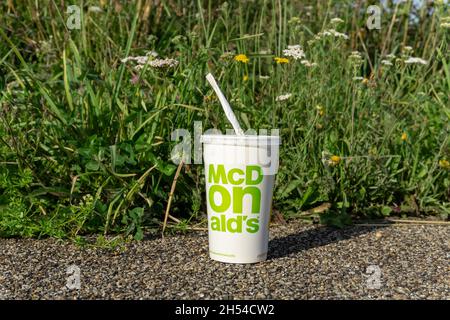 Londres, Royaume-Uni.13 juillet 2020.Cup de McDonald's Cola dans le fond de Banque D'Images