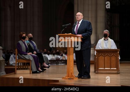 Washington, États-Unis.05ème novembre 2021.L'ancien secrétaire d'État adjoint des États-Unis Richard L. Armitage parle pendant les funérailles en l'honneur du général Colin Powell à la cathédrale nationale de Washington, le 5 novembre 2021 à Washington, DC crédit: Laura Buchta/États-UnisArmée/Alamy Live News Banque D'Images