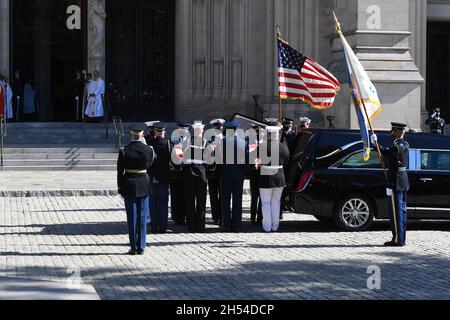 Washington, États-Unis.05ème novembre 2021.La Garde d'honneur des Forces armées américaines porte le cercueil de l'ancien secrétaire d'État américain Colin Powell lors de ses funérailles à la cathédrale nationale de Washington, le 5 novembre 2021 à Washington, DC crédit: Cpl.XaViera Masline/États-UnisArmée/Alamy Live News Banque D'Images