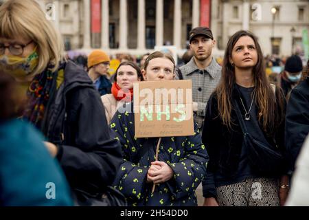 Londres, Royaume-Uni.06e novembre 2021.Une activiste climatique vue avec un écriteau exprimant son opinion, à Trafalgar Square pendant la manifestation.Les mouvements mondiaux ont été appelés par les activistes climatiques de plus de 250 pays à travers le monde à faire pression sur les gouvernements pour qu'ils prennent des mesures pour lutter contre le changement climatique lors de la CdP 26 qui a lieu à Glasgow.À Londres, des militants ont défilé de la Banque d'Angleterre à Trafalgar Square, suivi d'un rassemblement statique avec des discours des luttes autochtones, des syndicats, des groupes de justice raciale et des grévistes de jeunes.Crédit : SOPA Images Limited/Alamy Live News Banque D'Images