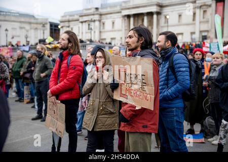 Londres, Royaume-Uni.06e novembre 2021.Un activiste du climat vu avec un écriteau exprimant son opinion, en écoutant les discours à Trafalgar Square pendant la manifestation.Les mouvements mondiaux ont été appelés par les activistes climatiques de plus de 250 pays à travers le monde à faire pression sur les gouvernements pour qu'ils prennent des mesures pour lutter contre le changement climatique lors de la CdP 26 qui a lieu à Glasgow.À Londres, des militants ont défilé de la Banque d'Angleterre à Trafalgar Square, suivi d'un rassemblement statique avec des discours des luttes autochtones, des syndicats, des groupes de justice raciale et des grévistes de jeunes.Crédit : SOPA Images Limited/Alamy Live News Banque D'Images