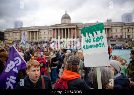 Londres, Royaume-Uni.06e novembre 2021.Une militante du climat vue avec un écriteau exprimant son opinion, alors qu'ils écoutent les discours à Trafalgar Square pendant la manifestation.Les mouvements mondiaux ont été appelés par les activistes climatiques de plus de 250 pays à travers le monde à faire pression sur les gouvernements pour qu'ils prennent des mesures pour lutter contre le changement climatique lors de la CdP 26 qui a lieu à Glasgow.À Londres, des militants ont défilé de la Banque d'Angleterre à Trafalgar Square, suivi d'un rassemblement statique avec des discours des luttes autochtones, des syndicats, des groupes de justice raciale et des grévistes de jeunes.Crédit : SOPA Images Limited/Alamy Live News Banque D'Images