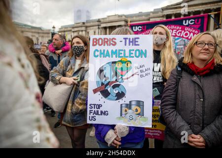 Londres, Royaume-Uni.06e novembre 2021.Une activiste climatique vue avec un écriteau exprimant son opinion, à Trafalgar Square pendant la manifestation.Les mouvements mondiaux ont été appelés par les activistes climatiques de plus de 250 pays à travers le monde à faire pression sur les gouvernements pour qu'ils prennent des mesures pour lutter contre le changement climatique lors de la CdP 26 qui a lieu à Glasgow.À Londres, des militants ont défilé de la Banque d'Angleterre à Trafalgar Square, suivi d'un rassemblement statique avec des discours des luttes autochtones, des syndicats, des groupes de justice raciale et des grévistes de jeunes.Crédit : SOPA Images Limited/Alamy Live News Banque D'Images