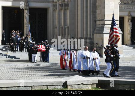 Washington, États-Unis.05ème novembre 2021.La Garde d'honneur des Forces armées américaines porte le cercueil de l'ancien secrétaire d'État américain Colin Powell lors de son cortège funéraire à la cathédrale nationale de Washington, le 5 novembre 2021 à Washington, DC crédit: Cpl.XaViera Masline/États-UnisArmée/Alamy Live News Banque D'Images