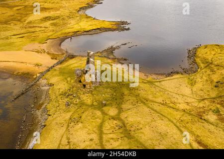 Vue aérienne du château d'Ardvreck, construit par le Clan de Macleod au seizième siècle sur un promontoire de terre qui se jette dans le Loch Assynt. Banque D'Images