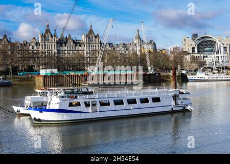 LONDRES - JANVIER/18 /2021 : vue vers Charing Cross Staion et Hungerford Bridge à Londres. golden jubilé Bridge Banque D'Images