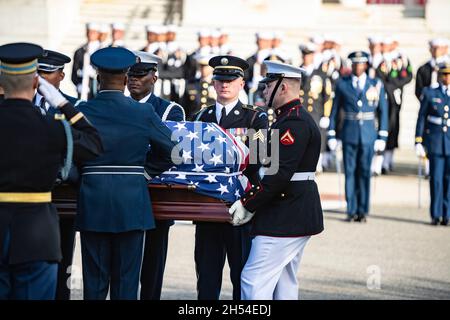 Arlington, États-Unis.05ème novembre 2021.La Garde d'honneur des Forces armées américaines porte le cercueil drapé du drapeau pendant les funérailles de l'ancien secrétaire d'État américain Colin Powell au cimetière national d'Arlington, le 5 novembre 2021 à Arlington, en Virginie.Crédit : Elizabeth Fraser/DOD photo/Alamy Live News Banque D'Images