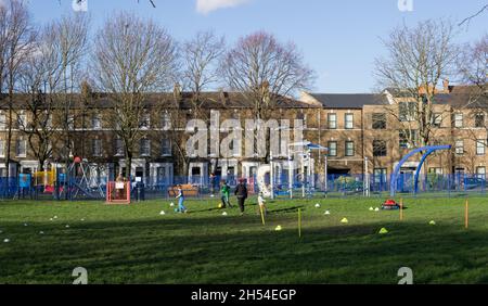 Londres UK; 23 janvier 2021, les enfants apprennent à jouer au football en plein air Banque D'Images