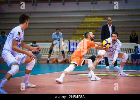 Palasport, Cisterna, Italie, 06 novembre 2021,Top Volley Cisterna pendant Top Volley Cisterna vs Tonno Callippo Vibo Valentia - Volleyball Italien Serie A Men SuperLeague Championship Championship Banque D'Images