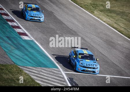 11 Bjork Thed (swe), Cyan Performance Lynk & Co, Lync & Co 03 TCR, action, 12 Urrutia Santiago (uru), Cyan Performance Lynk & Co, Lync & Co 03 TCR, action, lors de la course WTCR de l'Italie 2021 de la FIA, 7e manche de la coupe du monde de voiture de tourisme 2021 de la FIA,Sur le circuit International d'Adria, du 6 au 7 novembre 2021 à Adria, Italie - photo: Frédéric le Floc H/DPPI/LiveMedia Banque D'Images