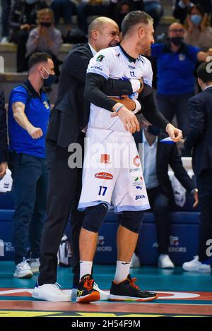 Palasport, Cisterna, Italie, 06 novembre 2021,Top Volley Cisterna pendant Top Volley Cisterna vs Tonno Callippo Vibo Valentia - Volleyball Italien Serie A Men SuperLeague Championship Championship Banque D'Images