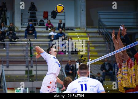 Palasport, Cisterna, Italie, 06 novembre 2021,Top Volley Cisterna pendant Top Volley Cisterna vs Tonno Callippo Vibo Valentia - Volleyball Italien Serie A Men SuperLeague Championship Championship Banque D'Images