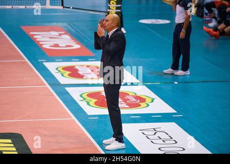 Palasport, Cisterna, Italie, 06 novembre 2021,Coach Soli (Top Volley Cisterna ) pendant Top Volley Cisterna vs Tonno Callippo Vibo Valentia - Volleyball Italien Serie A Men SuperLeague Championship Championship Banque D'Images