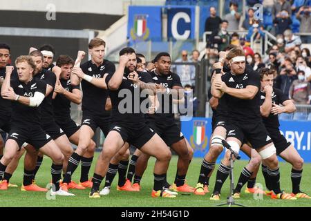 Rome, Italie.06e novembre 2021.Tous les Noirs dansent le 6 novembre 6, 2021: Stadio Olimpico à Rome, sur le terrain de jeu de l'Italie contre tous les Noirs pour le match de rugby de la série des Nations d'automne, tous les Noirs exécutent le hacka traditionnel (photo de Pasquale Gargano/Pacific Press) Credit: Pacific Press Media production Corp./Alay Live News Banque D'Images