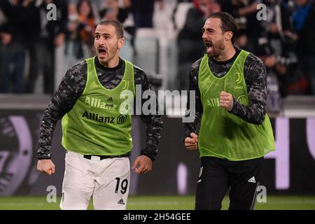 Turin, Italie.06e novembre 2021.Leonardo Bonucci et Carlo Pinsoglio de Juventus FC fêtent après que Juan Cuadrado (non représenté) a marqué le but de 1-0 lors de la Serie Un match de football 2021/2022 entre Juventus FC et ACF Fiorentina au stade Juventus de Turin (Italie), le 6 novembre 2021.Photo Federico Tardito/Insidefoto Credit: Insidefoto srl/Alay Live News Banque D'Images