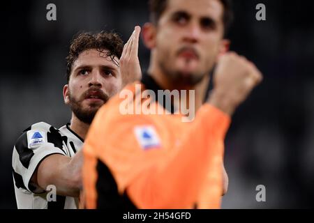 Turin, Italie.06e novembre 2021.Manuel Locatelli de Juventus FC fête à la fin de la série Un match de football 2021/2022 entre Juventus FC et ACF Fiorentina au stade Juventus de Turin (Italie), 6 novembre 2021.Photo Federico Tardito/Insidefoto Credit: Insidefoto srl/Alay Live News Banque D'Images