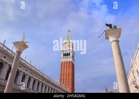 Piazza San Marco de Venise: Bibliothèque nationale Marciana, colonnes de San Marco et San Teodoro, Campanile, Doge's. Banque D'Images