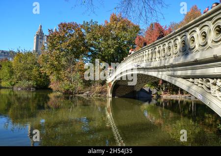 Des feuilles colorées sont visibles pendant le feuillage d'automne à Central Park, dans la ville de New York. Banque D'Images