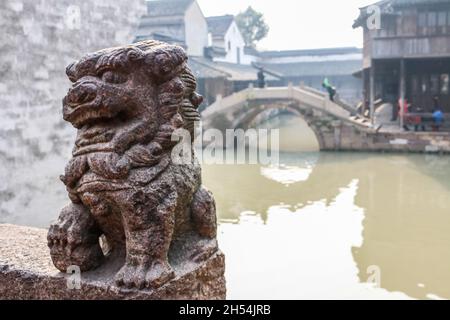 Lion de pierre à Wuzhen, Chine Banque D'Images