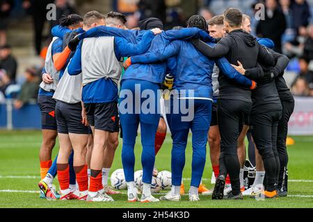 Luton, Royaume-Uni.25 juin 2021.Le 6 novembre 2021, l'équipe de Luton se met en route pendant le match de pré-match, pour le championnat Sky Bet, entre Luton Town et Stoke City à Kenilworth Road, Luton, en Angleterre.Photo de David Horn.Crédit : Prime Media Images/Alamy Live News Banque D'Images