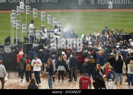 Atlanta, États-Unis.05ème novembre 2021.Ludacris, originaire d'Atlanta, se produit lors d'une cérémonie après un défilé pour célébrer le Championnat du monde de séries pour les Braves d'Atlanta au Truist Park à Atlanta, en Géorgie, le 5 novembre 2021.Crédit: Sanjeev Singhal/l'accès photo crédit: L'accès photo/Alamy Live News Banque D'Images