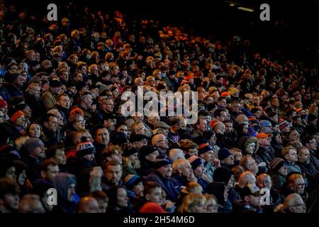 Luton, Royaume-Uni.25 juin 2021.Luton Town Supporters lors du match de championnat Sky Bet entre Luton Town et Stoke City à Kenilworth Road, Luton, Angleterre, le 6 novembre 2021.Photo de David Horn.Crédit : Prime Media Images/Alamy Live News Banque D'Images