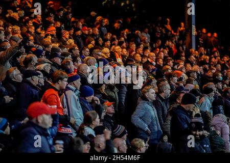 Luton, Royaume-Uni.25 juin 2021.Luton Town Supporters lors du match de championnat Sky Bet entre Luton Town et Stoke City à Kenilworth Road, Luton, Angleterre, le 6 novembre 2021.Photo de David Horn.Crédit : Prime Media Images/Alamy Live News Banque D'Images