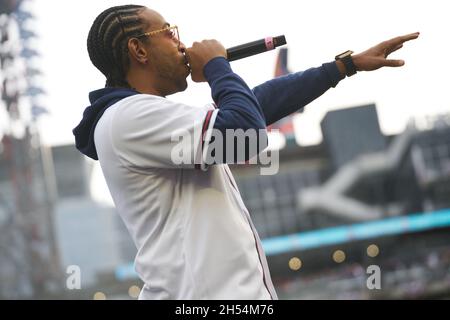 Atlanta, États-Unis.05ème novembre 2021.Ludacris, originaire d'Atlanta, se produit lors d'une cérémonie après un défilé pour célébrer le Championnat du monde de séries pour les Braves d'Atlanta au Truist Park à Atlanta, en Géorgie, le 5 novembre 2021.Crédit: Sanjeev Singhal/l'accès photo crédit: L'accès photo/Alamy Live News Banque D'Images