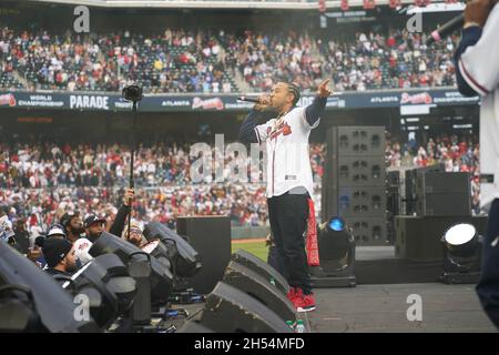 Atlanta, États-Unis.05ème novembre 2021.Ludacris, originaire d'Atlanta, se produit lors d'une cérémonie après un défilé pour célébrer le Championnat du monde de séries pour les Braves d'Atlanta au Truist Park à Atlanta, en Géorgie, le 5 novembre 2021.Crédit: Sanjeev Singhal/l'accès photo crédit: L'accès photo/Alamy Live News Banque D'Images