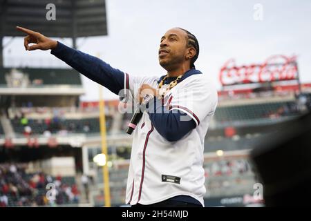 Atlanta, États-Unis.05ème novembre 2021.Ludacris, originaire d'Atlanta, se produit lors d'une cérémonie après un défilé pour célébrer le Championnat du monde de séries pour les Braves d'Atlanta au Truist Park à Atlanta, en Géorgie, le 5 novembre 2021.Crédit: Sanjeev Singhal/l'accès photo crédit: L'accès photo/Alamy Live News Banque D'Images