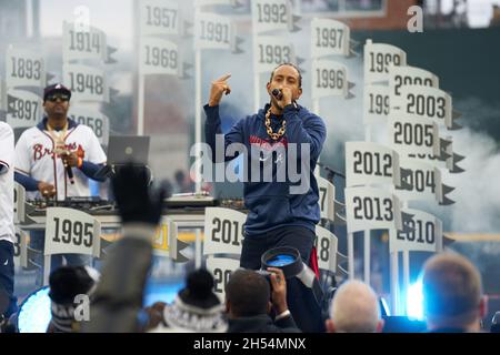 Atlanta, États-Unis.05ème novembre 2021.Ludacris, originaire d'Atlanta, se produit lors d'une cérémonie après un défilé pour célébrer le Championnat du monde de séries pour les Braves d'Atlanta au Truist Park à Atlanta, en Géorgie, le 5 novembre 2021.Crédit: Sanjeev Singhal/l'accès photo crédit: L'accès photo/Alamy Live News Banque D'Images