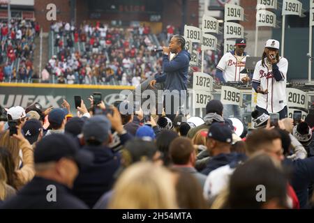 Atlanta, États-Unis.05ème novembre 2021.Ludacris, originaire d'Atlanta, se produit lors d'une cérémonie après un défilé pour célébrer le Championnat du monde de séries pour les Braves d'Atlanta au Truist Park à Atlanta, en Géorgie, le 5 novembre 2021.Crédit: Sanjeev Singhal/l'accès photo crédit: L'accès photo/Alamy Live News Banque D'Images