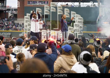 Atlanta, États-Unis.05ème novembre 2021.Ludacris, originaire d'Atlanta, se produit lors d'une cérémonie après un défilé pour célébrer le Championnat du monde de séries pour les Braves d'Atlanta au Truist Park à Atlanta, en Géorgie, le 5 novembre 2021.Crédit: Sanjeev Singhal/l'accès photo crédit: L'accès photo/Alamy Live News Banque D'Images