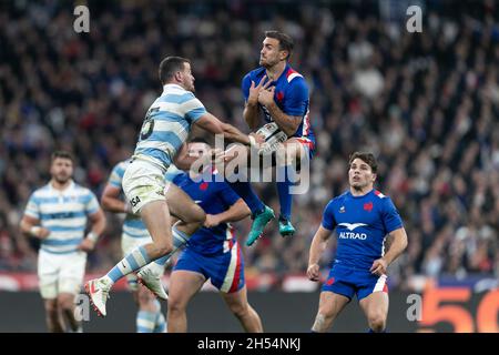 PARIS, FRA.6 NOV Melvyn Jaminet of France le rugby saute dans les airs lors du match international amical entre la France et l'Argentine au Stade de France, Paris, le samedi 6 novembre 2021.(Crédit : Juan Gasparini | ACTUALITÉS MI) crédit : ACTUALITÉS MI et sport /Actualités Alay Live Banque D'Images