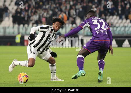 Allianz Stadium, Turin, Italie, 06 novembre 2021,Juan Guillermo Cuadrado Bello (Juventus FC) vs Alfred Duncan (ACF Fiorentina) pendant Juventus FC vs ACF Fiorentina - football italien Serie A match Banque D'Images