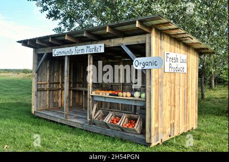 Stand de bord de route du marché agricole communautaire avec produits frais biologiques locaux, Ashland, Wisconsin, États-Unis Banque D'Images