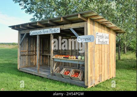 Stand de bord de route du marché agricole communautaire avec produits frais biologiques locaux, Ashland, Wisconsin, États-Unis Banque D'Images