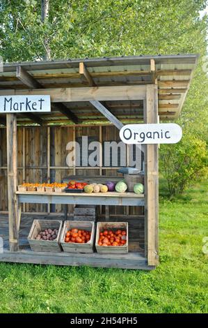 Stand de bord de route du marché agricole communautaire avec produits frais biologiques locaux, Ashland, Wisconsin, États-Unis Banque D'Images