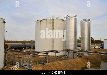 Réservoirs de stockage d'éthanol à côté des wagons de navires-citernes, usine d'éthanol Adkins Energy qui transforme le maïs en éthanol et d'autres produits, Lena, Illinois, États-Unis Banque D'Images