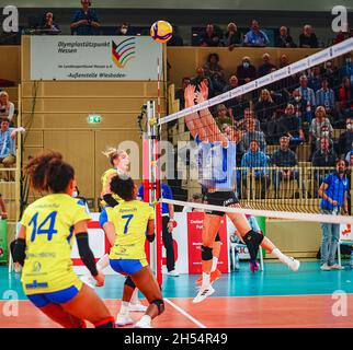 Wiesbaden, Allemagne.06e novembre 2021.Wiesbaden, Allemagne, novembre 04t match d'action lors du match DVV-Pokal 2021/2022 Frauen entre VC Wiesbaden et SSC Palmberg Schwerin à la Sporthalle am Platz der Deutschen Einheit à Wiesbaden, Allemagne.Norina Toenges/Sports Press Phot Credit: SPP Sport Press photo./Alamy Live News Banque D'Images