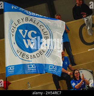 Wiesbaden, Allemagne.06e novembre 2021.Wiesbaden, Allemagne, novembre 04t VC Wiesbaden drapeau pendant le match de Frauen DVV-Pokal 2021/2022 entre VC Wiesbaden et SSC Palmberg Schwerin à la Sporthalle am Platz der Deutschen Einheit à Wiesbaden, Allemagne.Norina Toenges/Sports Press Phot Credit: SPP Sport Press photo./Alamy Live News Banque D'Images