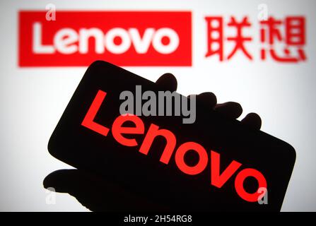 Ukraine.06e novembre 2021.Sur cette photo, un logo Lenovo apparaît sur un smartphone et un écran d'ordinateur.(Photo de Pavlo Gonchar/SOPA Images/Sipa USA) crédit: SIPA USA/Alay Live News Banque D'Images