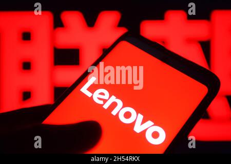 Ukraine.06e novembre 2021.Dans cette illustration, un logo Lenovo Group Limited apparaît sur l'écran d'un smartphone.(Photo de Pavlo Gonchar/SOPA Images/Sipa USA) crédit: SIPA USA/Alay Live News Banque D'Images