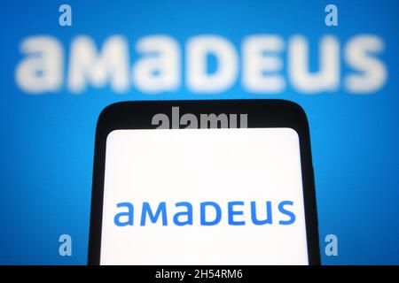 Ukraine.06e novembre 2021.Dans cette illustration, un logo Amadeus IT Group S.A. apparaît sur un smartphone et un écran de pc.(Photo de Pavlo Gonchar/SOPA Images/Sipa USA) crédit: SIPA USA/Alay Live News Banque D'Images