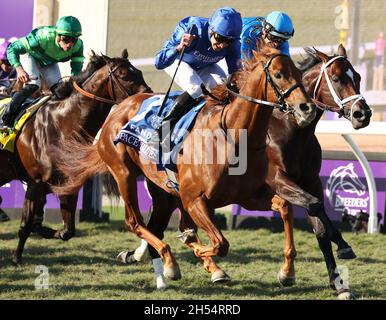 Del Mar, États-Unis.06e novembre 2021.Le jockey William Buick célèbre le franchissement de la ligne d'arrivée à bord du Space Blues pour gagner le Breeders Cup Mile aux championnats de la coupe des éleveurs sur le circuit de Del Mar en Californie.6 novembre 2021.Photo de Mark Abraham/UPI crédit: UPI/Alay Live News Banque D'Images